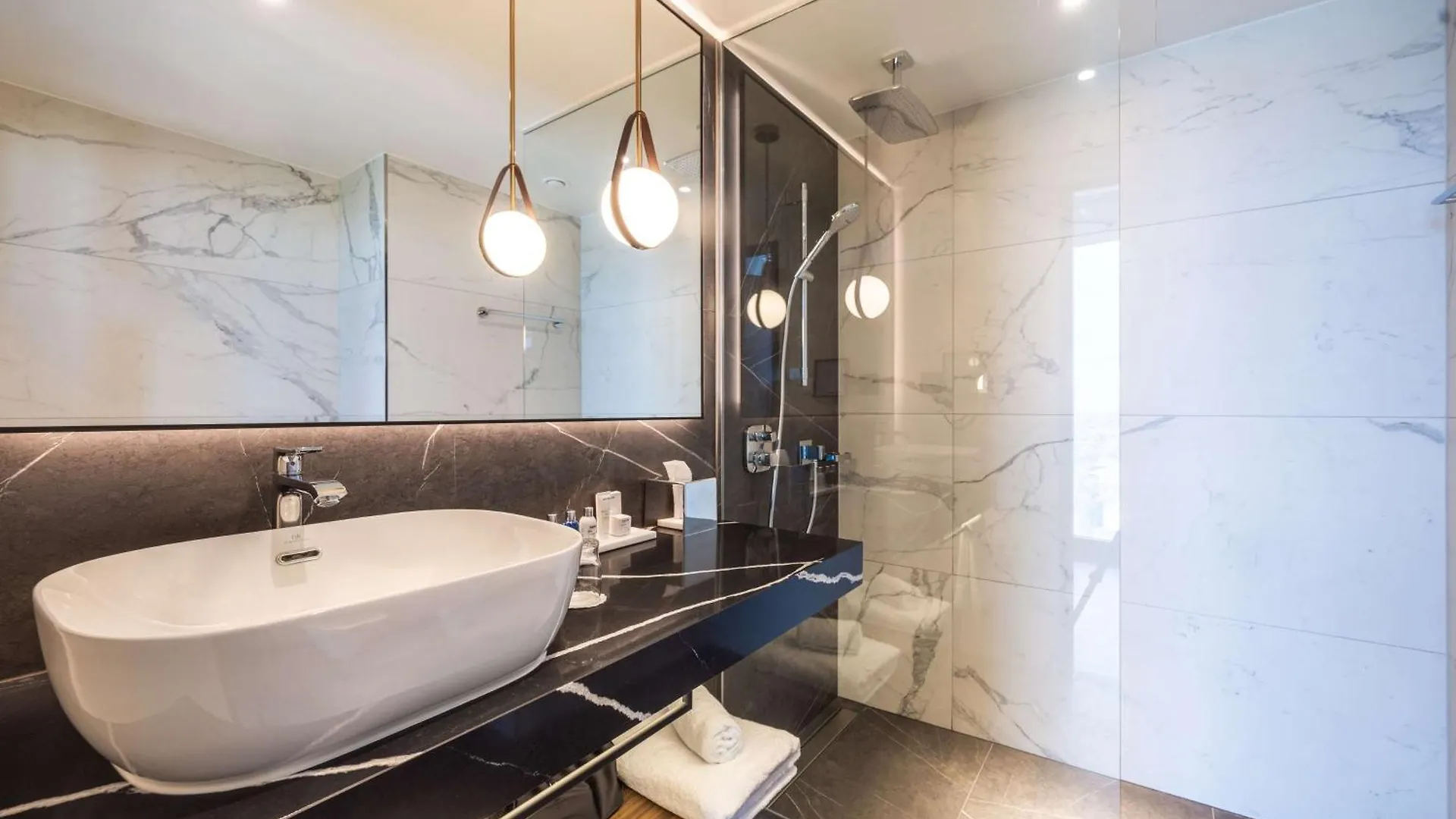 Radisson Blu Hotel At Porsche Design Tower شتوتغارت