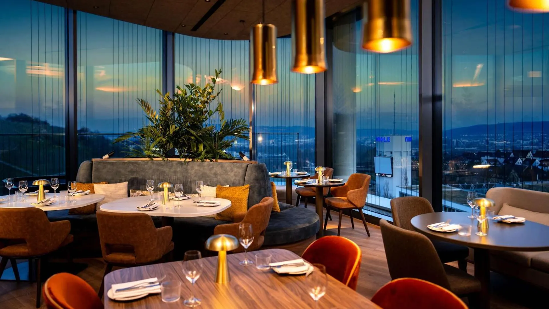 Radisson Blu Hotel At Porsche Design Tower Stoccarda 4*,