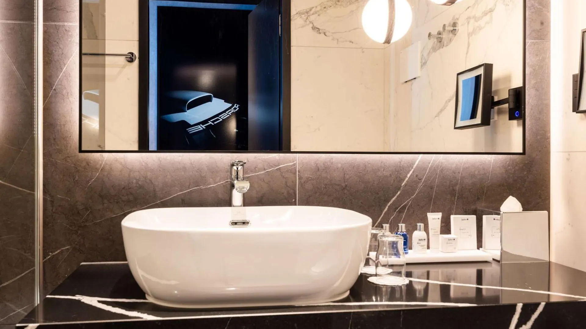 ****  Radisson Blu Hotel At Porsche Design Tower شتوتغارت ألمانيا