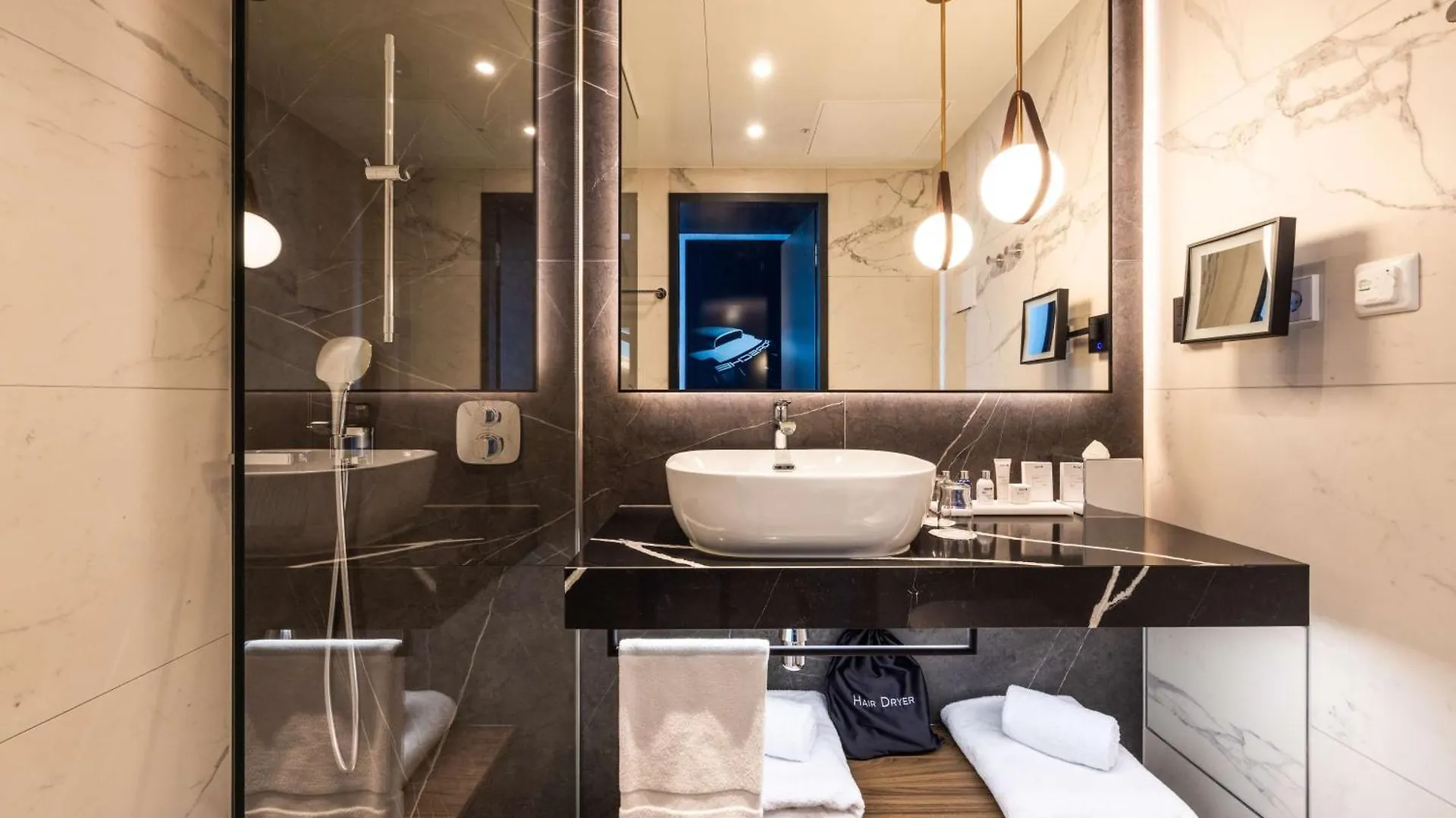 Radisson Blu Hotel At Porsche Design Tower شتوتغارت